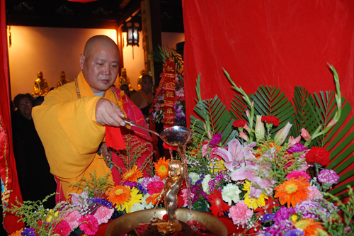 寒山寺举行释迦牟尼佛圣诞日浴佛法会