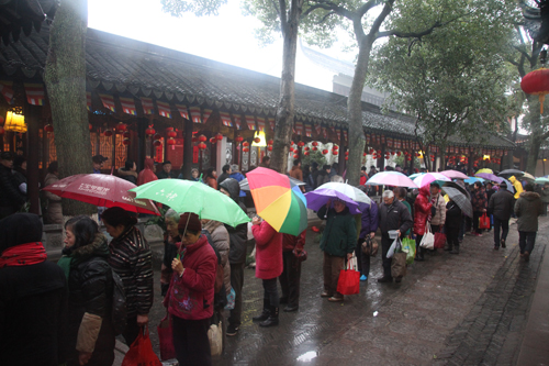 苏州寒山寺举行腊八“同粥共济 和合暖心”施粥活动