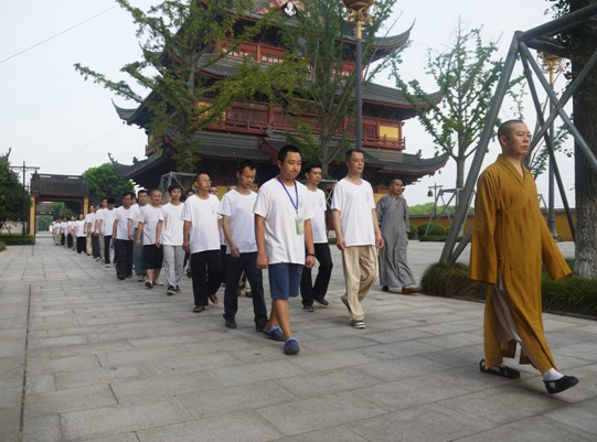 本寺寒山书院第三届在家众学佛班全体学员行禅
