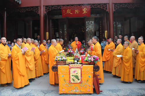 上海修心组在寒山寺举行放生活动