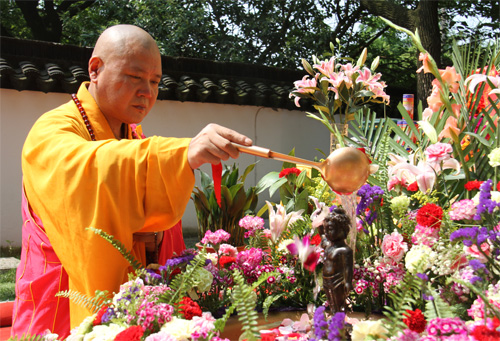 苏州寒山寺举行2015年佛诞日浴佛托钵祈福法会