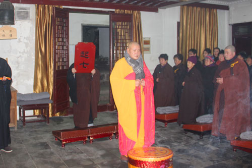 苏州寒山寺举办精进佛七法会之熏坛洒净仪式