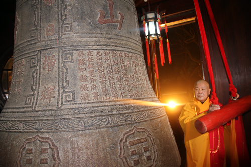 “寒山钟·世界享”第39届寒山寺新年听钟声活动隆重举行