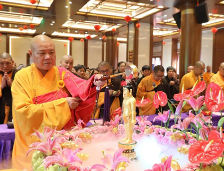 四月初八，寒山寺举行浴佛托钵祈福法会