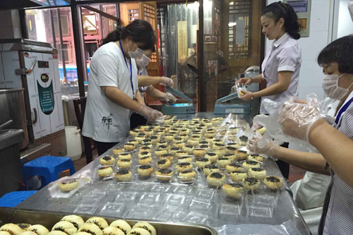 苏州寒山寺组织员工和居士义工制作中秋净素月饼